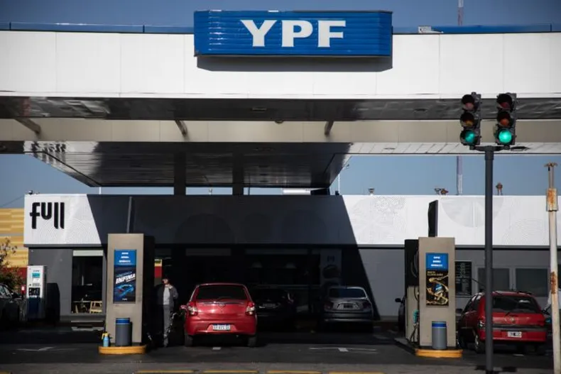 vehiculos-son-abastecidos-combustible-una-estacion-servicio-ypf-xinhuamartin-zabala